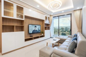 Apartamento presidencial, 3 quartos, sacada, vista para a cidade | Sala de estar | Smart TV 49 polegadas com canais via satélite, TV, filmes pagos