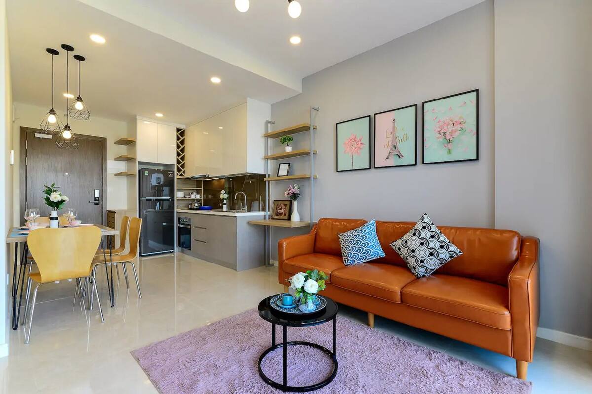 Un salon moderne avec un canapé, une table basse et un coin repas.