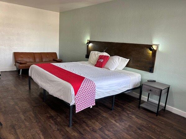 Iron/ironing board, free WiFi, bed sheets - OYO Hotel Downtown Peoria I-74 (Peoria)