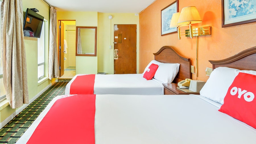 OYO Hotel Downtown Peoria I-74