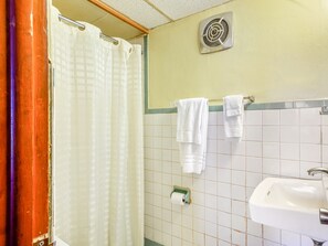 Zimmer, 1 Einzelbett | Badezimmer | Kostenlose Toilettenartikel, Handtücher