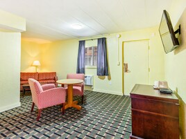 Suite, 1 habitación | Zona de estar | Televisión de 32 pulgadas con canales por cable