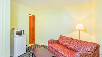 Suite, 1 Bedroom | Living area