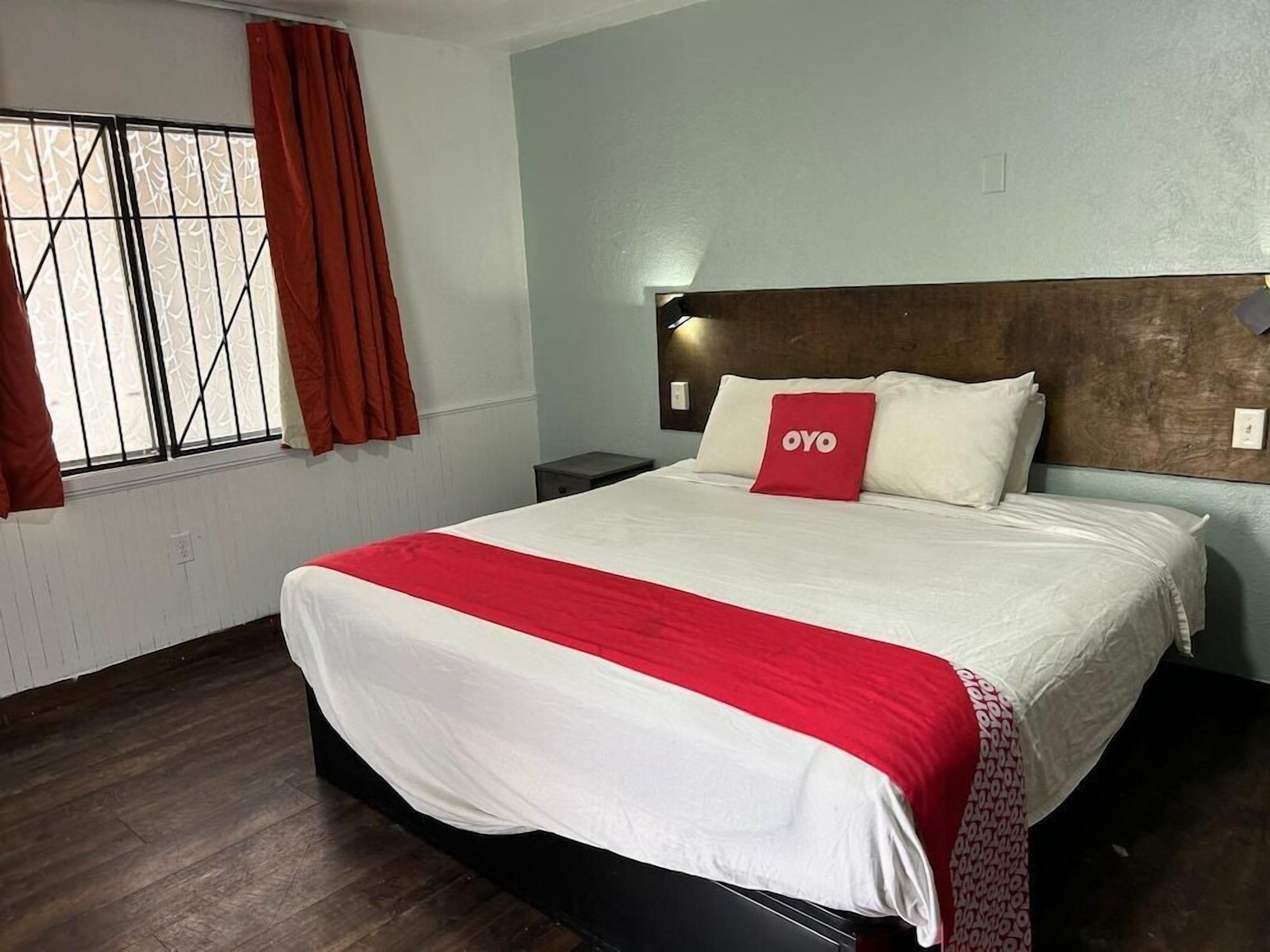 Tabla de planchar con plancha, wifi gratis y ropa de cama 