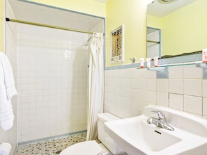 Chambre, 2 lits doubles | Salle de bain