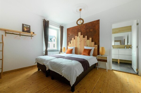 4 bedrooms, iron/ironing board, bed sheets