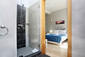 Appartement, 2 slaapkamers (Oeiras 1) | Badkamer | Een douche, een regendouche, een haardroger, handdoeken