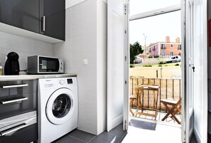 Apartamento, 2 quartos (Oeiras 1) | Cozinha privada | Geladeira grande, micro-ondas, fogão, cooktop