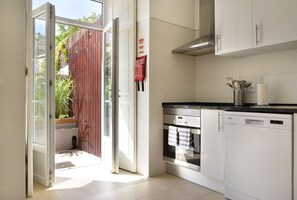 Apartamento, 2 quartos (Oeiras 3) | Cozinha privada | Geladeira grande, micro-ondas, fogão, cooktop