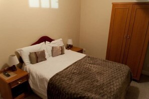 Double Room | Free WiFi, bed sheets - The Oak (Worcester)