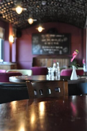 Dining - The Oak (Worcester)