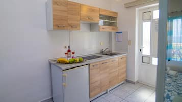 Kühlschrank, Wasserkocher, Kochgeschirr/Geschirr/Besteck, Esstisch