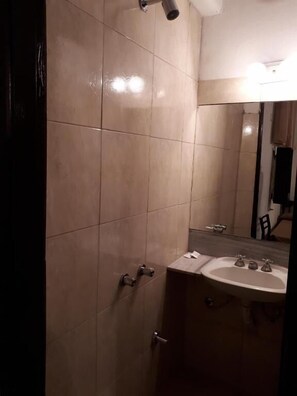 Dusche, Bidet, Handtücher, Seife