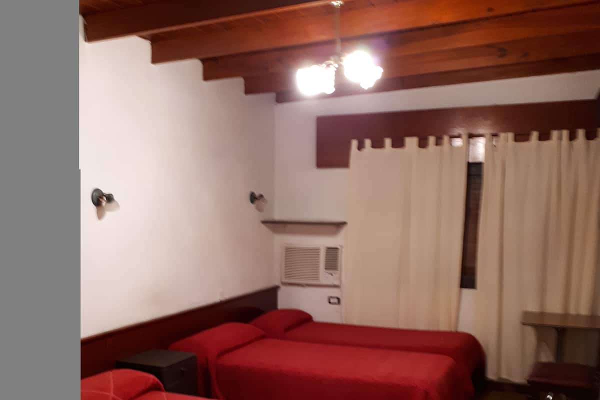 Klassieke vierpersoonskamer | Gratis wifi, beddengoed