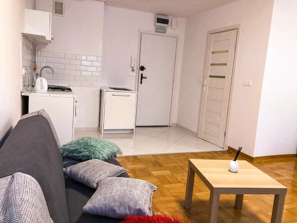 City Studio | Living area | TV - Zlote Tarasy Studio Apartment (Warsaw)