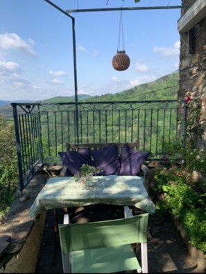 Outdoor dining - Detached cozy family home with pool and beautiful views (Saint Vincent d'Olargues)