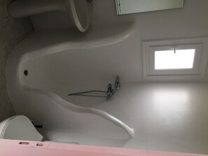 Secador de cabelo, toalhas de banho, sabonete, papel higiênico