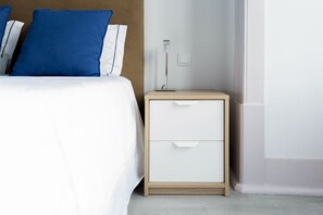 Desk, blackout drapes, soundproofing, free WiFi - Inn-Chiado Restauradores Prime Suites (Lisbon)
