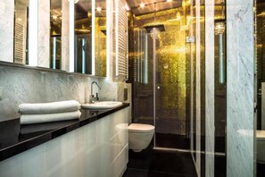 Deluxe Apartment | Bathroom | Towels, toilet paper - Luxury Okólnik Apartment 2 (Warsaw)