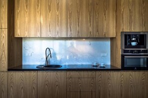 Deluxe Apartment | Private kitchenette | Fridge, oven, stovetop, electric kettle - Luxury Okólnik Apartment 2 (Warsaw)