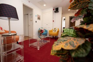 Lobby sitting area - Inn - Chiado Boulevard Guest House (Lisbon)