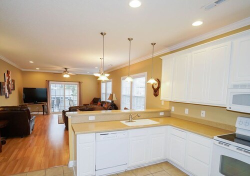 Modern Beach House w/ Ocean View - 2 min walk to the beach!