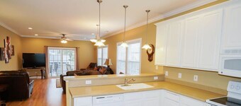 Modern Beach House w/ Ocean View - 2 min walk to the beach!