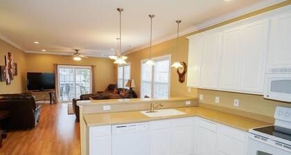 Modern Beach House w/ Ocean View - 2 min walk to the beach!