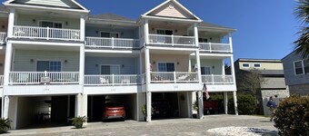 Modern Beach House w/ Ocean View - 2 min walk to the beach!