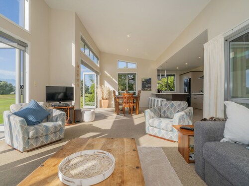 Golfers and Beach Lovers Dream - Matarangi House