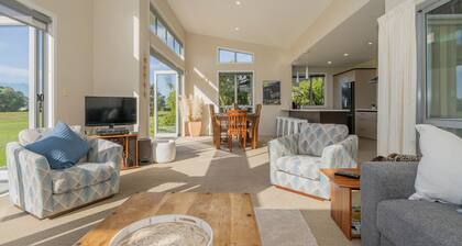 Golfers and Beach Lovers Dream - Matarangi House
