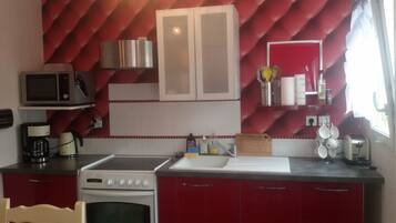 Geladeira, micro-ondas, fogão, cooktop