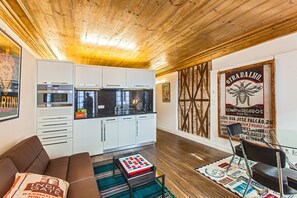 Economy Apartment, 1 Bedroom, Balcony (3) | Living room | Flat-screen TV - Go2oporto A-Portoments (Porto)