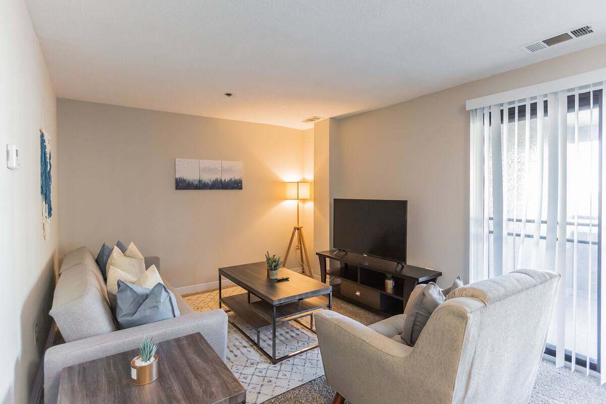 Luxury Condo, 2 Bedrooms | WiFi (free), individually decorated, individually furnished
