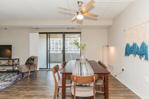 Deluxe appartement, 1 slaapkamer | Woonruimte | Een flatscreentelevisie