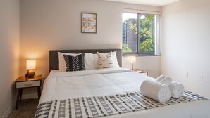 Deluxe Apartment, 1 Bedroom | WiFi (free), individually decorated, individually furnished - The Luxe Suites of Alexandria (Alexandria)