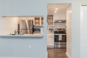 Departamento Deluxe, 1 habitación | Cocina privada | Refrigerador con congelador, microondas, horno y parrilla de estufa