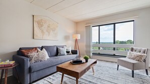 Flat-screen TV - The Luxe Suites of Alexandria (Alexandria)