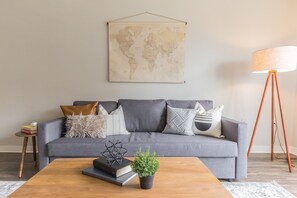 Flat-screen TV - The Luxe Suites of Alexandria (Alexandria)