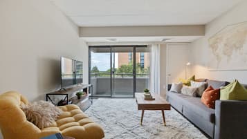 Habitación familiar, 2 habitaciones | Área de sala de estar | Televisión de pantalla plana
