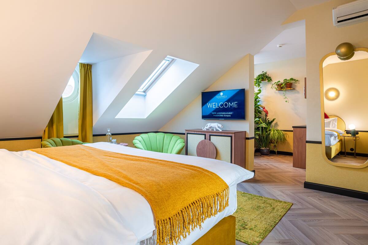 Deluxe Apartment in the attic | In-room safe, desk, laptop workspace, blackout drapes