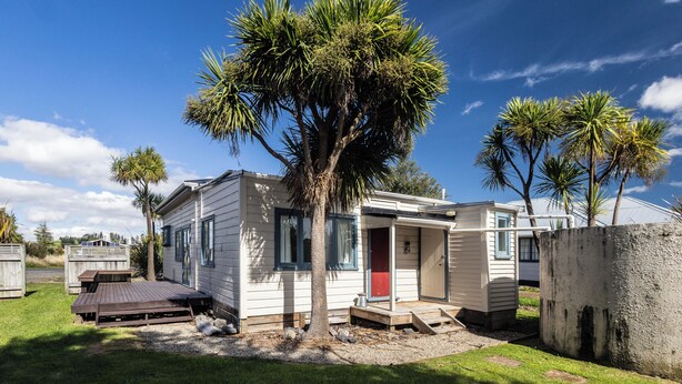 A mobile home with a red door, a porch, and a small deck. - Oroua Cottage - Rangataua Bach (Ohakune)
