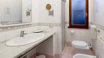 Apartment, 3 Bedrooms (PIANO TERRA) | Bathroom