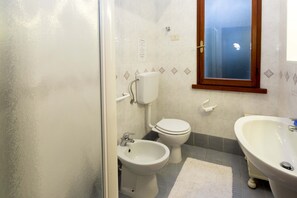 Apartment, 3 Schlafzimmer (PIANO PRIMO) | Badezimmer | Dusche, Regendusche, Bidet