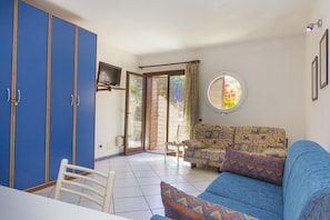 Studio (4) | Living room | Flat-screen TV