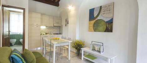 Apartment, 2 Bedrooms (GINEPRO) | Living area