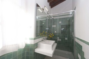 Apartment, 2 Bedrooms (GINEPRO) | Bathroom | Shower, rainfall showerhead, bidet - Appartamenti Il Micio (Campo nell'Elba)