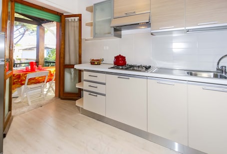 Refrigerador con freezer, placa de cocina, utensilios de cocina