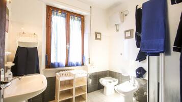 Apartment, 4 Bedrooms | Bathroom | Shower, rainfall showerhead, bidet