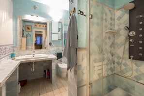 Apartemen, 2 kamar tidur (Trilo 2, External Kitchen) | Kamar mandi | Shower dan pancuran hujan